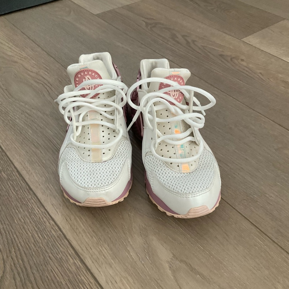 Womens 7.5 White and Pink Huarache Sneakers